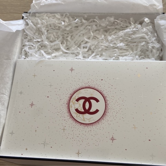 CHANEL Limited Edition Tweed makeup Bag in Red - Picture 4 of 9